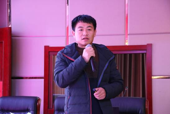 1-6我校胡金朋老师做了《“水火箭比高”课程开发》专题讲座