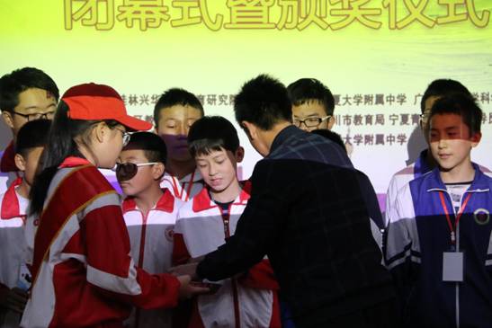 1-5宋国贤副校长为获奖选手颁奖