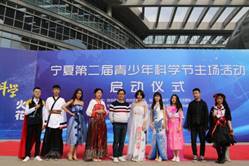 说明:创意时装秀闪亮登场